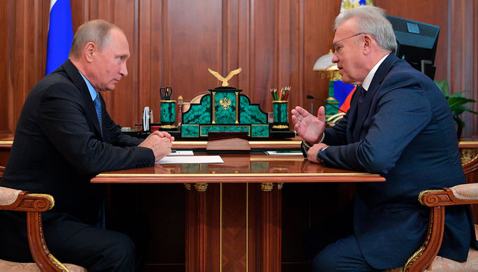 Владимир Путин и председатель Законодательного собрания Красноярского края Александр Усс во время...