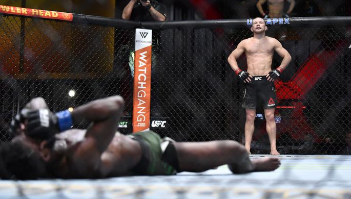 Российский боец Петр Ян в поединке против Алджамейна Стерлинга на UFC 259