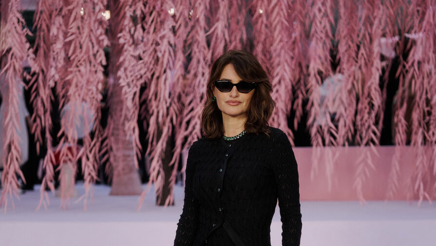 Актриса Пенелопа Крус в платье из тонкого трикотажа посетила показ в Париже