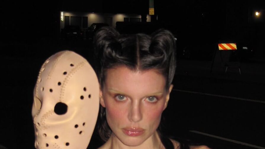 Модель Джулия Фокс в прозрачном платье появилась на публике