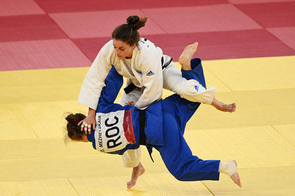 Российская спортсменка, член сборной России (команда ОКР) Дарья Межецкая и Тимна Нельсон Леви (Израиль) в поединке за бронзу в весовой категории до 57 кг в командном первенстве по дзюдо на XXXII летних Олимпийских играх
