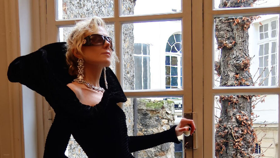 Актриса Рената Литвинова в платье с голым плечом снялась в Париже