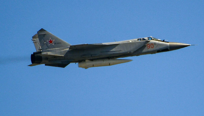 Многоцелевой истребитель МиГ-31 с гиперзвуковой ракетой «Кинжал» во время воздушной...