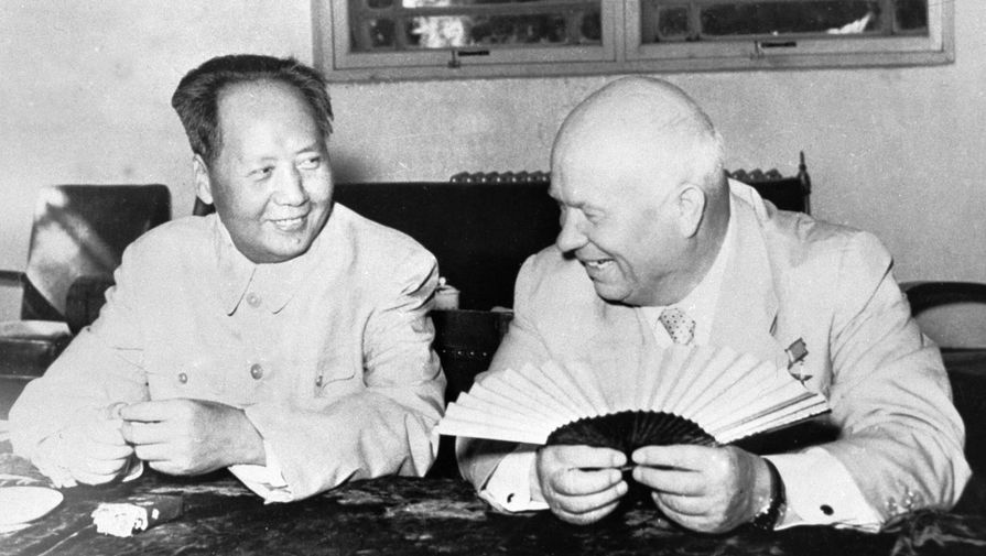 Никита Хрущев после дружеской беседы с председателем КНР Мао Цзе Дуном в комнате ожидания в Пекинском аэропорту