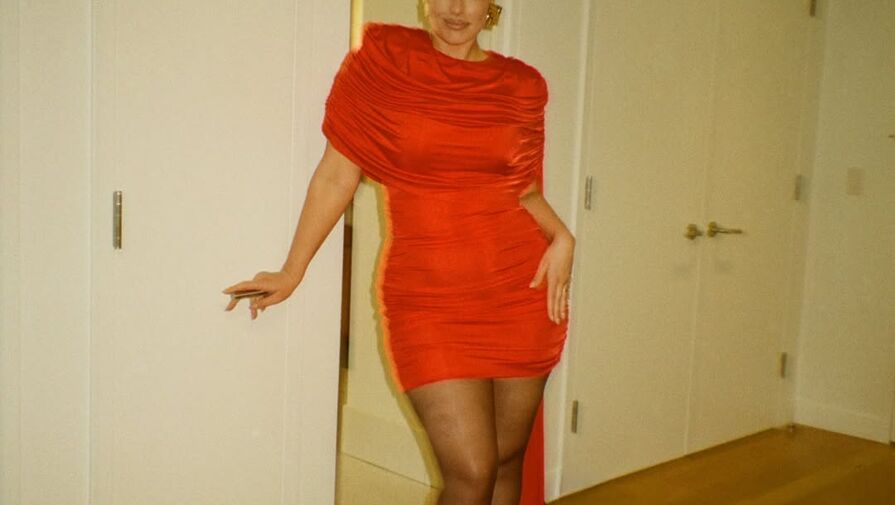 Plus-size модель Эшли Грэм появилась на публике в мини-платье