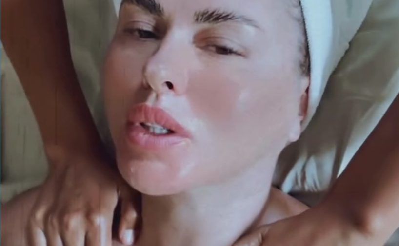 Певица Анна Семенович опубликовала видео без одежды