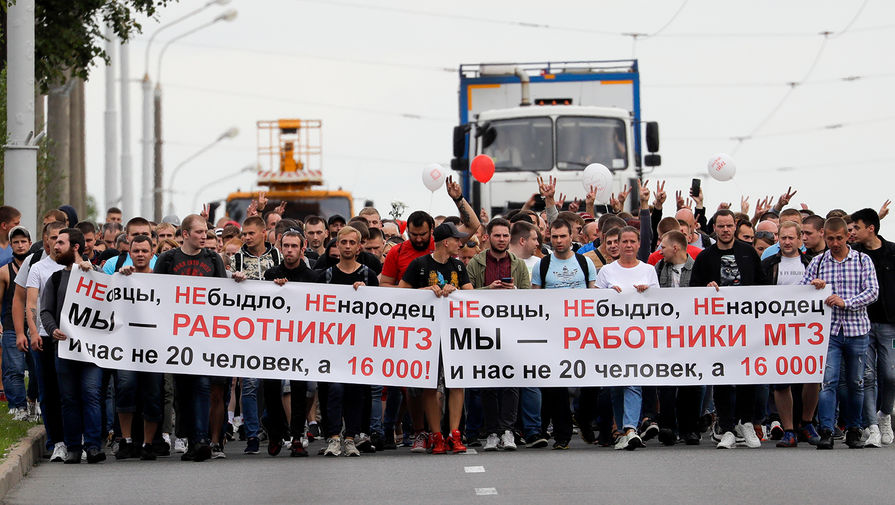 Участники демонстрации в Минске в пятый день протестных акций, 14 августа 2020 года