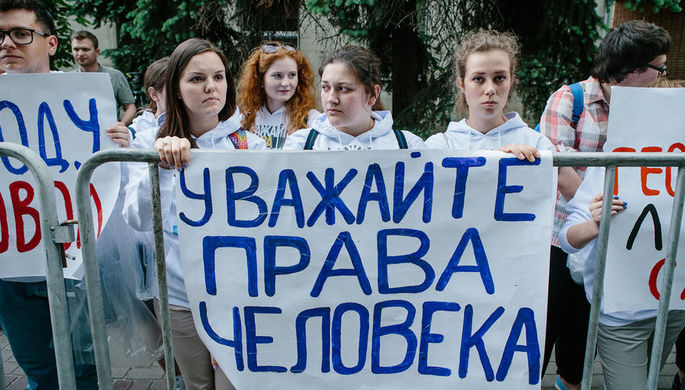Участники акции в поддержку задержанного руководителя портала РИА «Новости» Украина Кирилла...