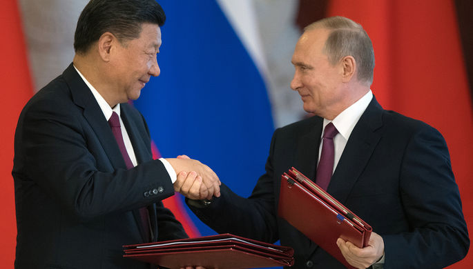Президент РФ Владимир Путин и председатель Китайской Народной Республики Си Цзиньпин во время...