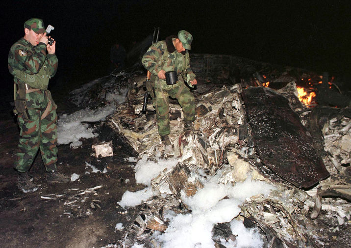 Югославские военные изучают фрагменты F-117