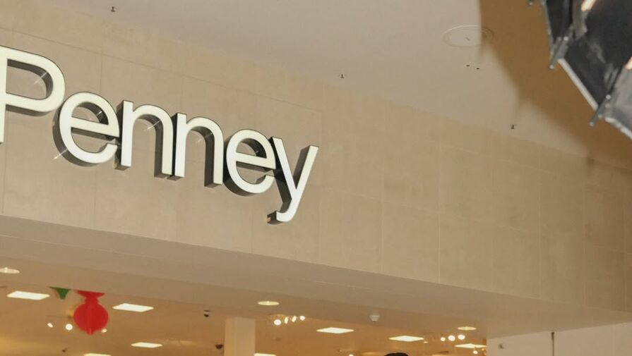 Модель Эшли Грэм в брюках и боди с глубоким декольте открыла магазин