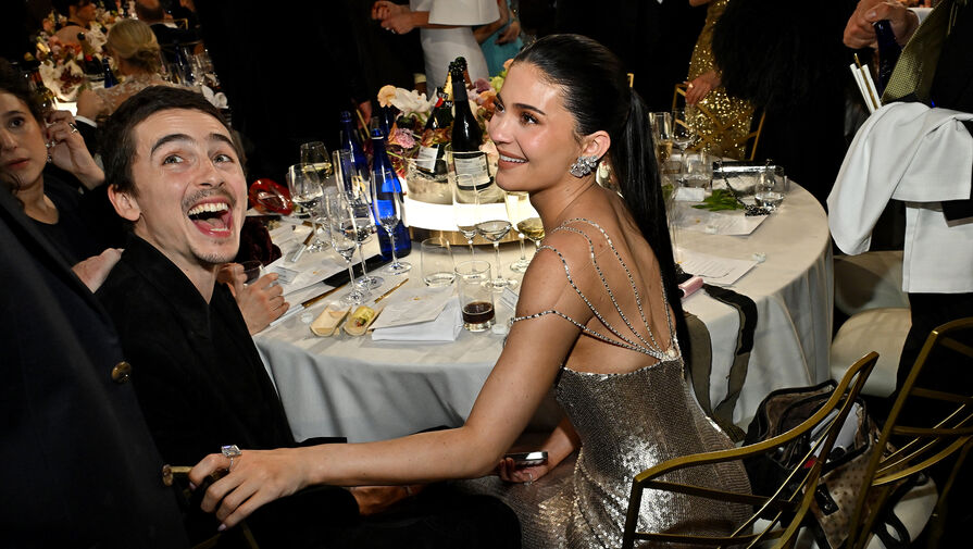 Модель Кайли Дженнер в платье с декольте засняли за поцелуями с Шаламе