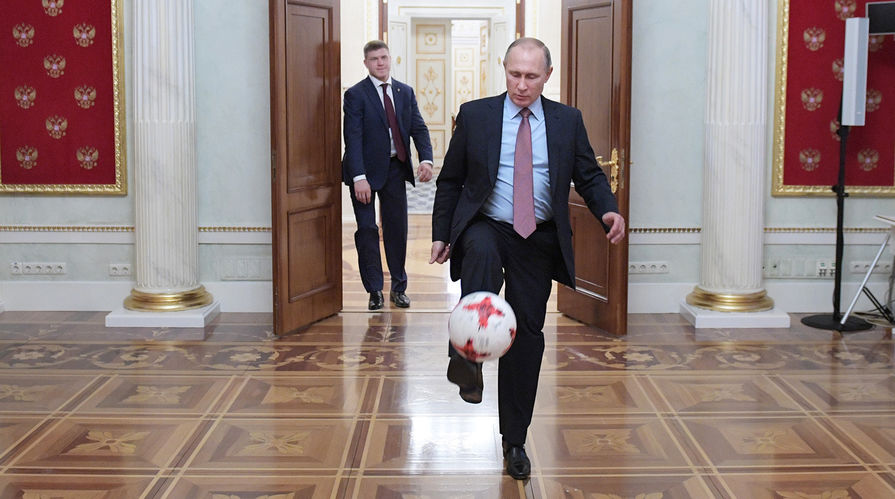 Президент России Владимир Путин после встречи с президентом ФИФА Джанни Инфантино в Кремле, ноябрь 2016 года