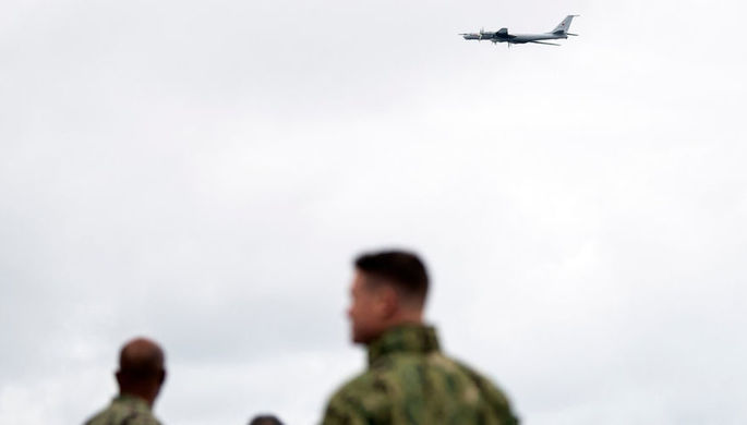 Дальний противолодочный самолет Ту-142 пролетает над флагманским кораблем 6-го флота ВМС США «Маунт...