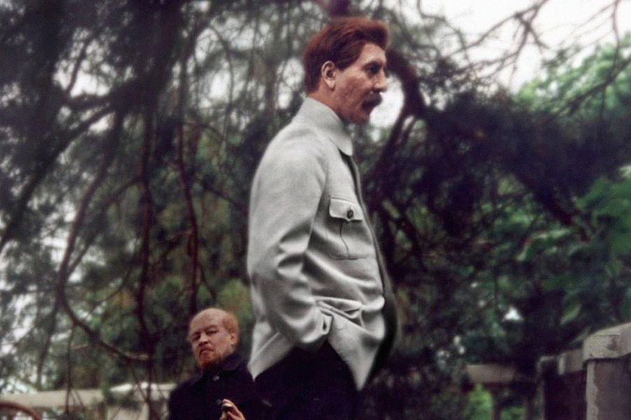 <b>«Телец» (2001).</b> «Телец» — одна из частей кинотетралогии Сокурова о природе власти над временем, над природой и человека над собой. Остальные — «Молох», «Солнце» и «Фауст».