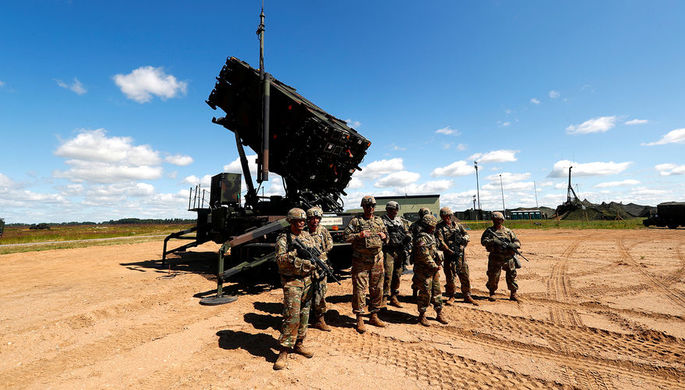 Американские военнослужащие около противоракетного комплекса Patriot во время учений на авиабазе...