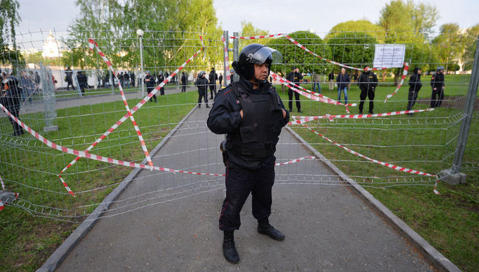 Сотрудник полиции во время протестной акции против строительства храма Святой Екатерины у театра...