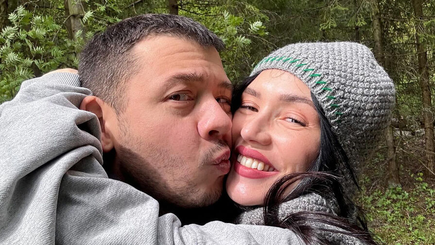 Певица Ольга Серябкина опубликовала редкие фото с мужем на прогулке