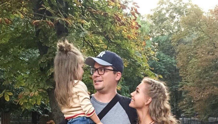 Актриса Кристина Асмус выложила фото с Гариком Харламовым и дочерью Анастасией