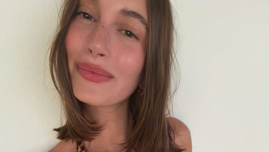 Модель Хейли Бибер опубликовала фото в леопардовом купальнике