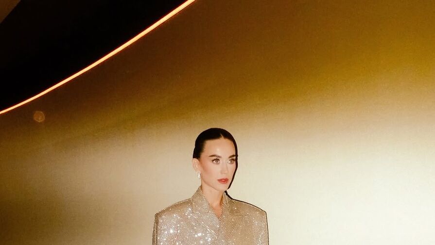 Певица Кэти Перри показала фигуру в сияющем золотом костюме