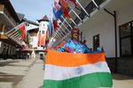 Церемония поднятия флага Индии проходит в горной Олимпийской деревне в Сочи. На этой неделе МОК вернул НОК Индии членство в организации, и индийские спортсмены получили возможность выступать на Олимпиаде в Сочи под своим флагом
