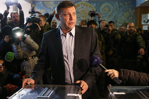 Донецк. Премьер-министр ДНР Александр Захарченко во время голосования на выборах главы ДНР и депутатов народного совета республики на избирательном участке №125