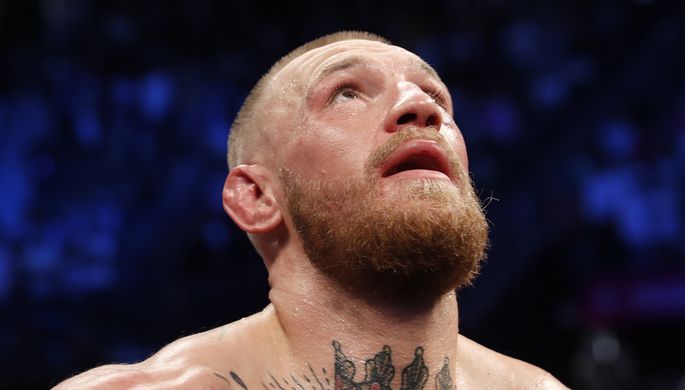 Чемпион мира UFC в легком весе Конор Макгрегор во время боя с чемпионом мира по боксу Флойдом...