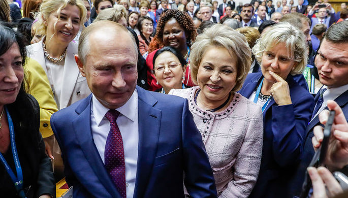 Президент России Владимир Путин и спикер Совфеда Валентина Матвиенко на пленарном заседании...
