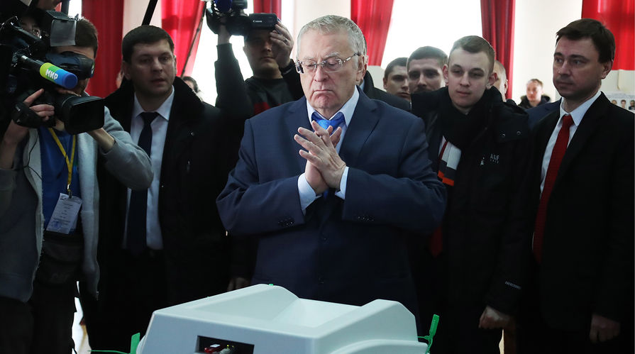 Кандидат на пост президента РФ от ЛДПР Владимир Жириновский (в центре) на избирательном участке, 18 марта 2018 года