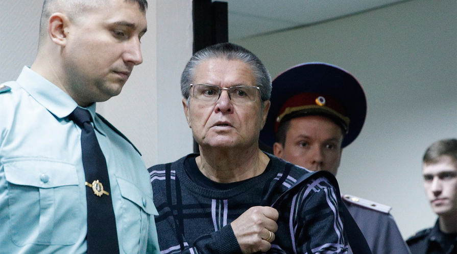 Бывший министр экономического развития России Алексей Улюкаев перед заседанием в Замоскворецком суде Москвы, 26 сентября 2017 года