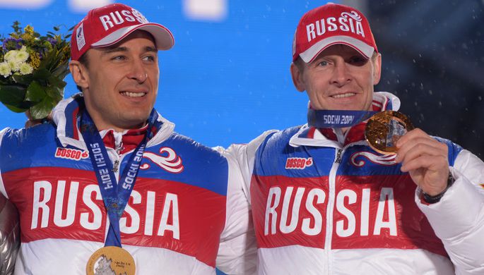 Александр Зубков (справа) и Алексей Воевода на церемонии награждения