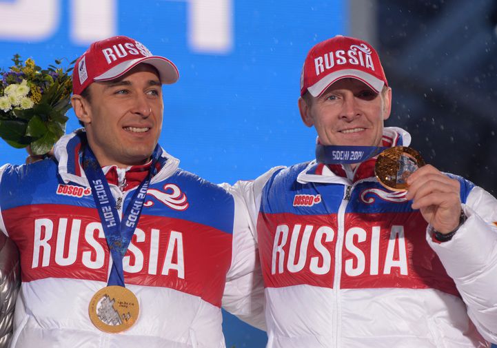 Александр Зубков (справа) и Алексей Воевода на церемонии награждения