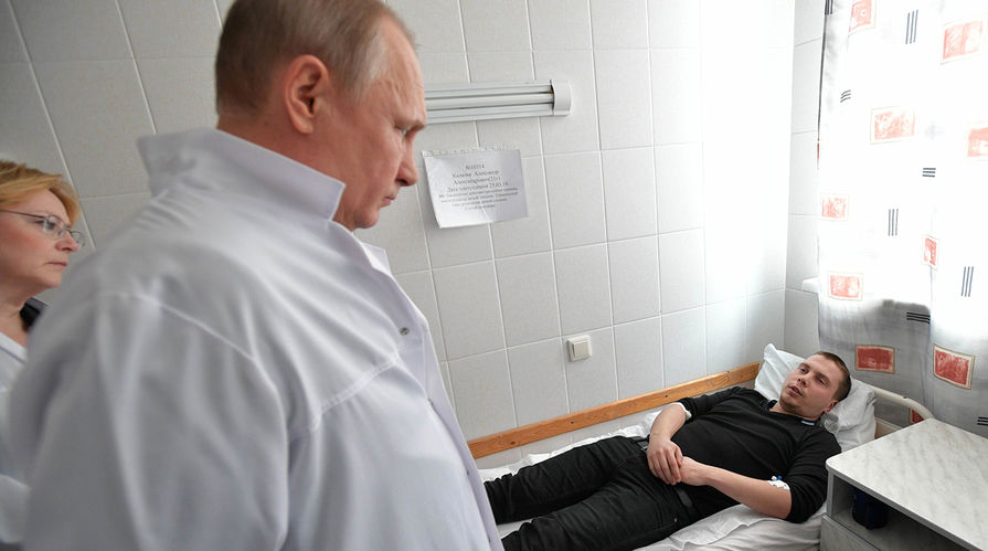Президент России Владимир Путин во время помещения больницы, где находятся пострадавшие при пожаре в ТЦ "Зимняя вишня" в Кемерово, 27 марта 2018 года