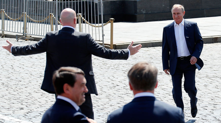 Президент FIFA Джанни Инфантино и президент России Владимир Путин во время посещения тематического парка футбола чемпионата мира на Красной площади в Москве, 28 июня 2018 года