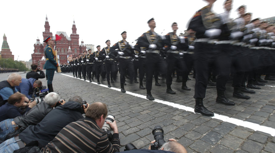 Фотографы и российские военнослужащие во время парада Победы на Красной площади, 9 мая 2019 года