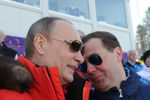 Президент России Владимир Путин (слева) и председатель правительства России Дмитрий Медведев на трибуне в лыжно-биатлонном комплексе «Лаура» во время мужской эстафеты по лыжным гонкам на XXII зимних Олимпийских играх в Сочи