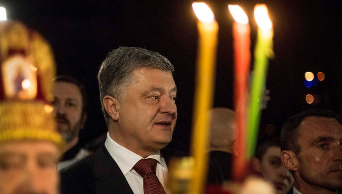 Петр Порошенко во время пасхального богослужения в одной из церквей в Киеве, 8 апреля 2018 года