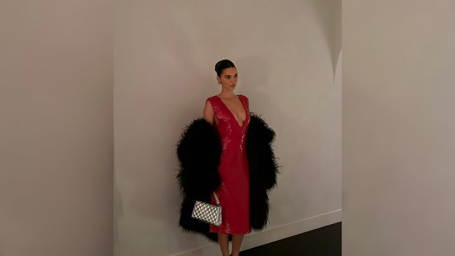 Модель Кендалл Дженнер показала фигуру в платье с глубоким декольте