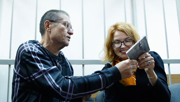 Бывший министр экономического развития России Алексей Улюкаев и адвокат Виктория Бурковская во время...