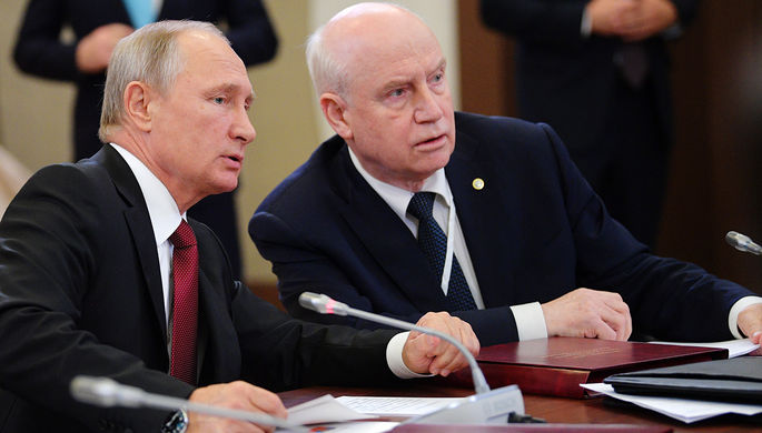 Владимир Путин и исполнительный секретарь СНГ Сергей Лебедев во время заседания Совета глав...