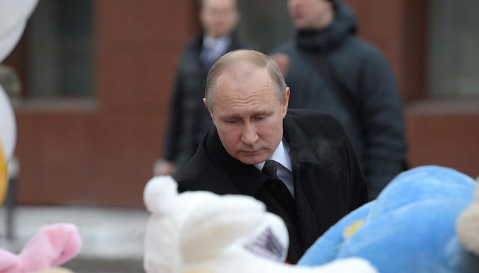 Президент России Владимир Путин во время возложения цветов после около ТЦ «Зимняя вишня»...
