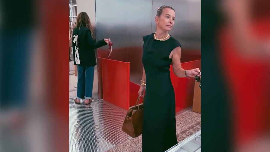 Актриса Юлия Высоцкая снялась в облегающем платье