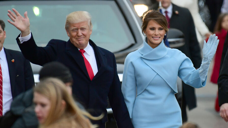 Первая леди США Мелания Трамп изменила цвет елок после просьбы мужа