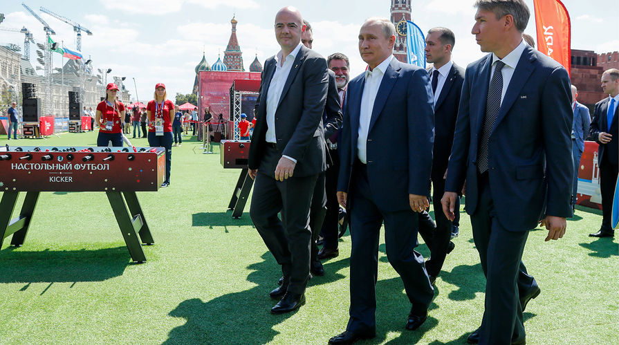 Президент FIFA Джанни Инфантино, президент России Владимир Путин и генеральный директор оргкомитета "Россия-2018" Алексей Сорокин во время посещения тематического парка футбола чемпионата мира на Красной площади в Москве, 28 июня 2018 года