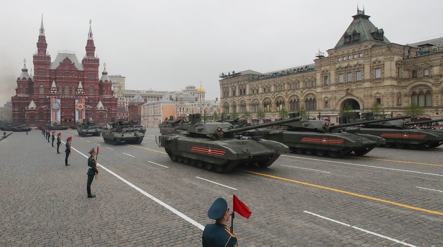 Танки Т-14 "Армата" во время военного парада Победы на Красной площади, 9 мая 2019 года