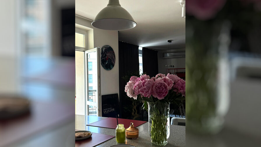 Жена актера Александра Петрова Виктория Антонова опубликовала фото их квартиры