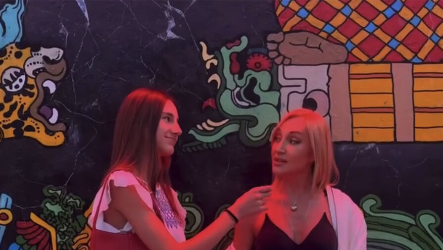 Певица Кристина Орбакайте показала фото с дочерью и мужем на отдыхе в Майами