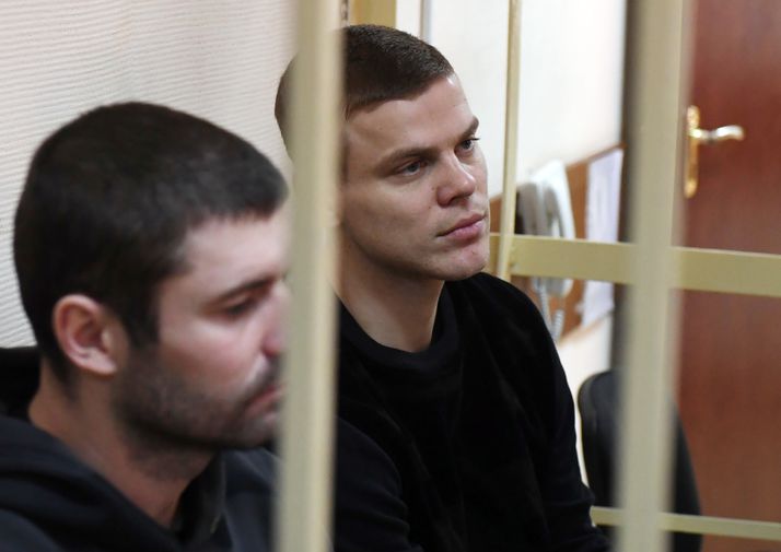 Александр Кокорин (справа) и Александр Протасовицкий в суде