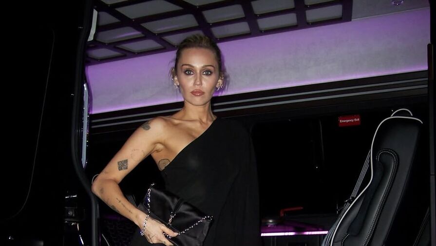 Певица Майли Сайрус выложила фото в платье с разрезом до бедра